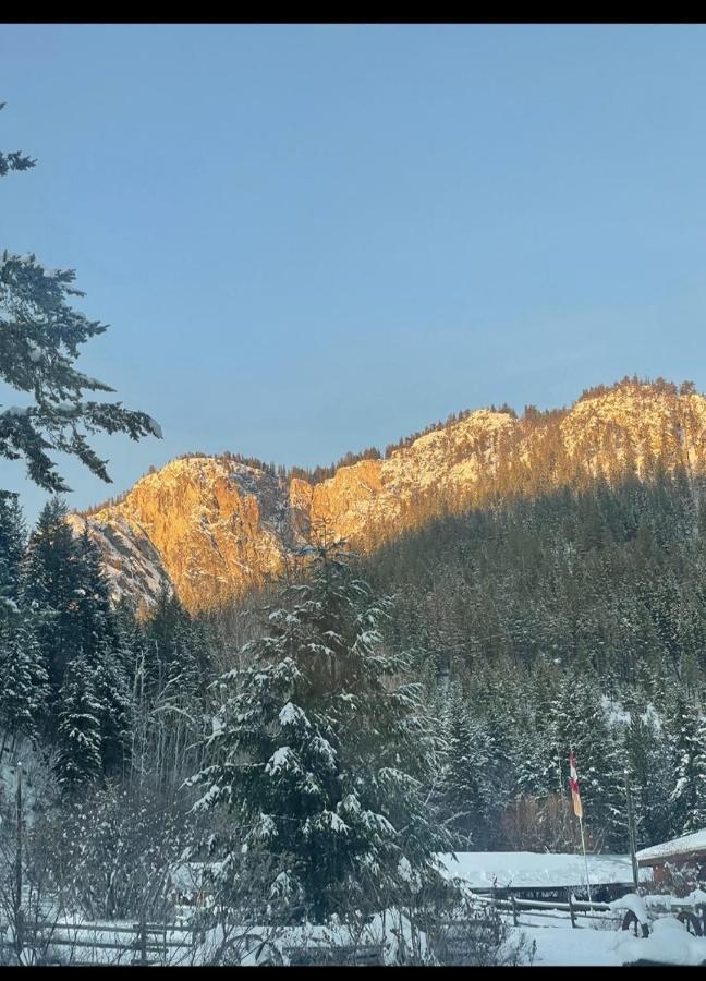 Camels Hump Guest Ranch Lumby Екстер'єр фото